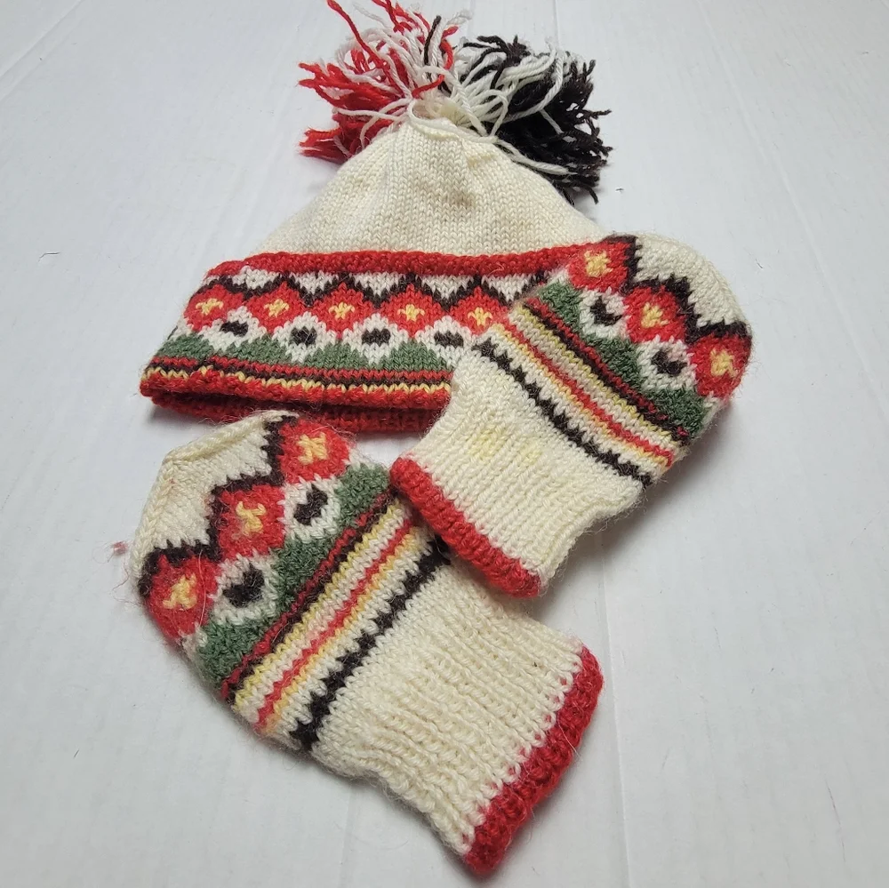 VINTAGE Handmade Hat And Mittens Set